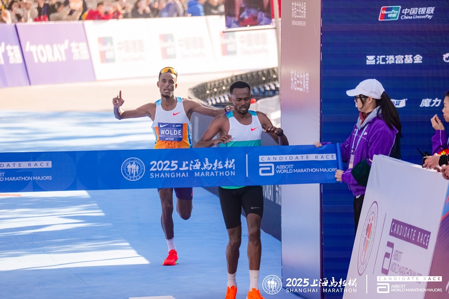 El etíope Miklesa Mengesha gana el título masculino en el Maratón de Shanghai 2025..jpg