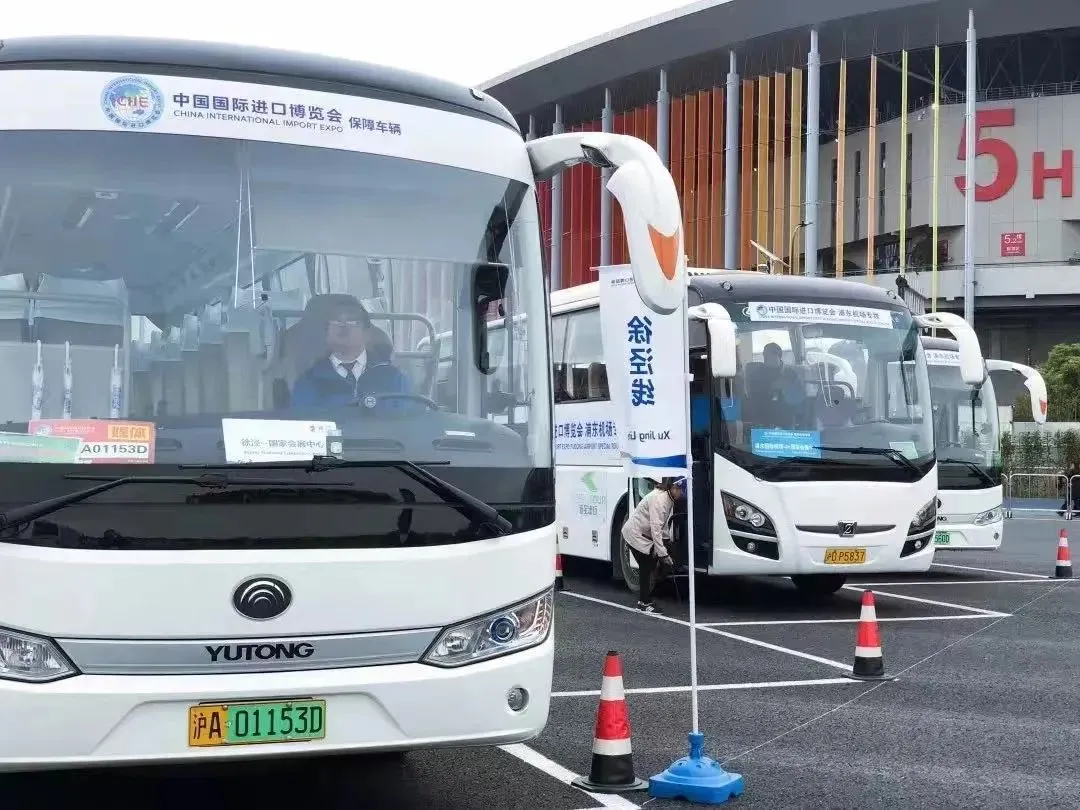 进博会摆渡车信息 Autobúses lanzadera de la VII CIIE, autobúses que conectan los hoteles y el local de la CIIE, CIIE a su servicio.png