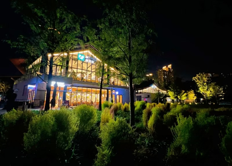 La Biblioteca Heping se encuentra en el Parque Heping, en el distrito de Hongkou de Shanghai 2.jpeg