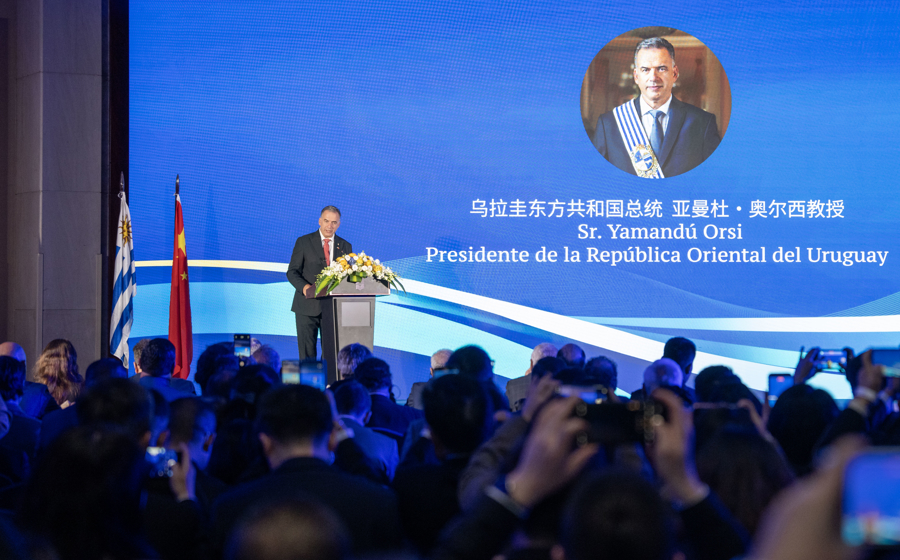 Yamandú Orsi, presidente uruguayo, pronuncia un discurso durante un seminario de comercio e inversiones celebrado el 6 de febrero en Shanghai..jpg