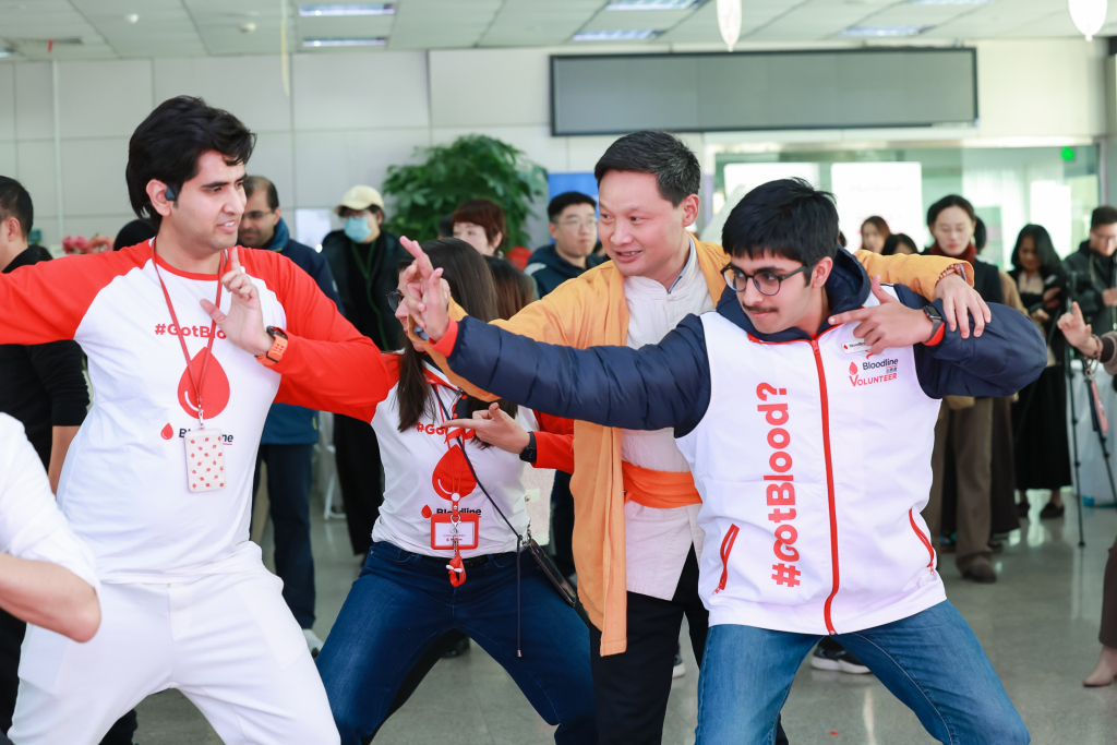 Voluntarios extranjeros participan en una sesión guiada de baduanjin durante el evento de donación de sangre celebrado el 14 de diciembre..jpg