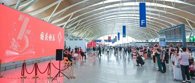 Actuación de músicos en el Aeropuerto Internacional Pudong de Shanghai para celebrar el Día Nacional de China..jpg