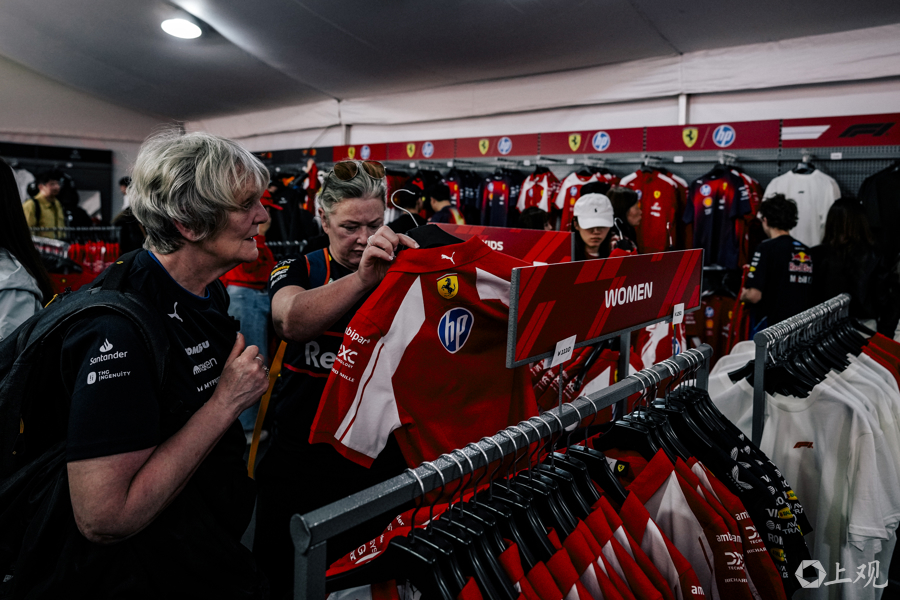 Visitantes internacionales en la tienda de recuerdos de la Fórmula 1..jpg