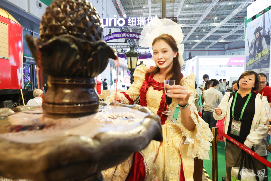 Expositora de vino francés.jpg