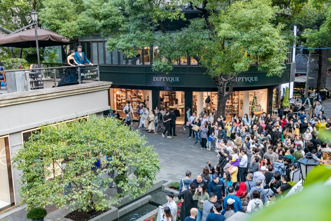 Una actuación pop-up al aire libre de Las bodas de Fígaro, en el complejo comercial Xintiandi de Shanghai durante del 23º CSIAF._副本.jpg