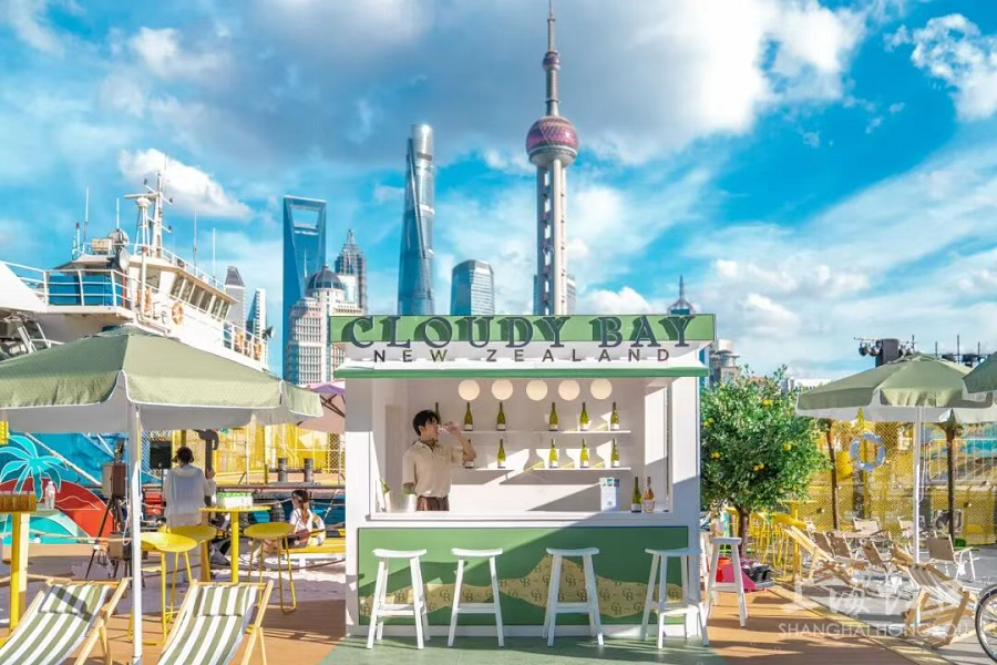 El ambiente playero se une a los paisajes metropolitanos en el North Bund..png