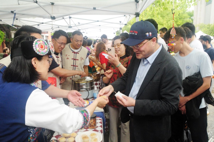 El festival presenta más de 40 puestos de delicias culinarias, tanto de distintas regiones de China como de otros países..jpg