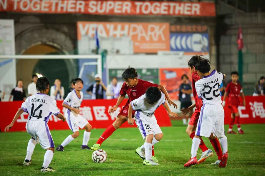 Sudores, amistad y experiencia cultural de jóvenes jugadores internacionales en Shanghai