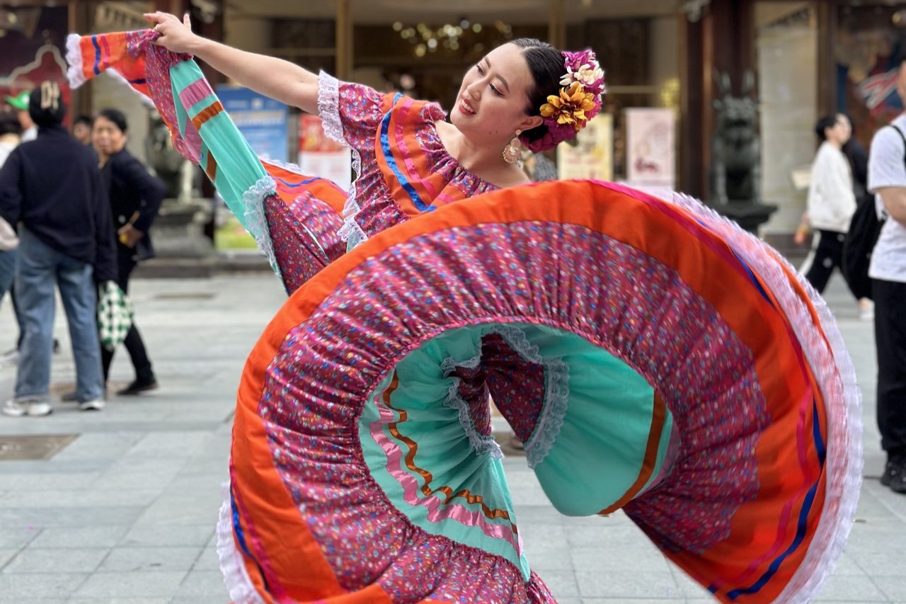 Vestimenta colorida de México baila por las calles de Shanghai