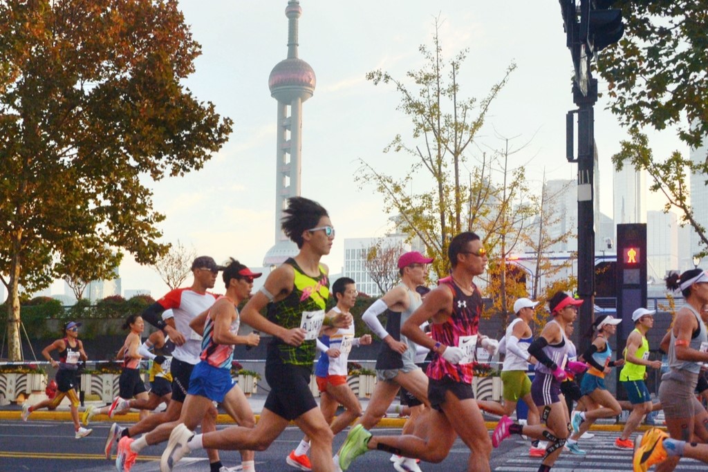 El Maratón de Shanghai reúne a corredores de todo el mundo