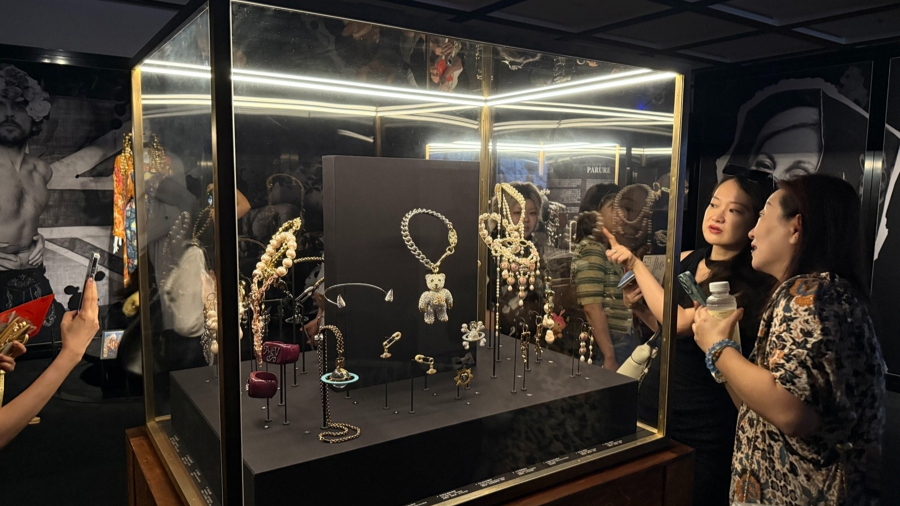 Visitantes exploran la exposición Vivienne Westwood y joyería.jpg