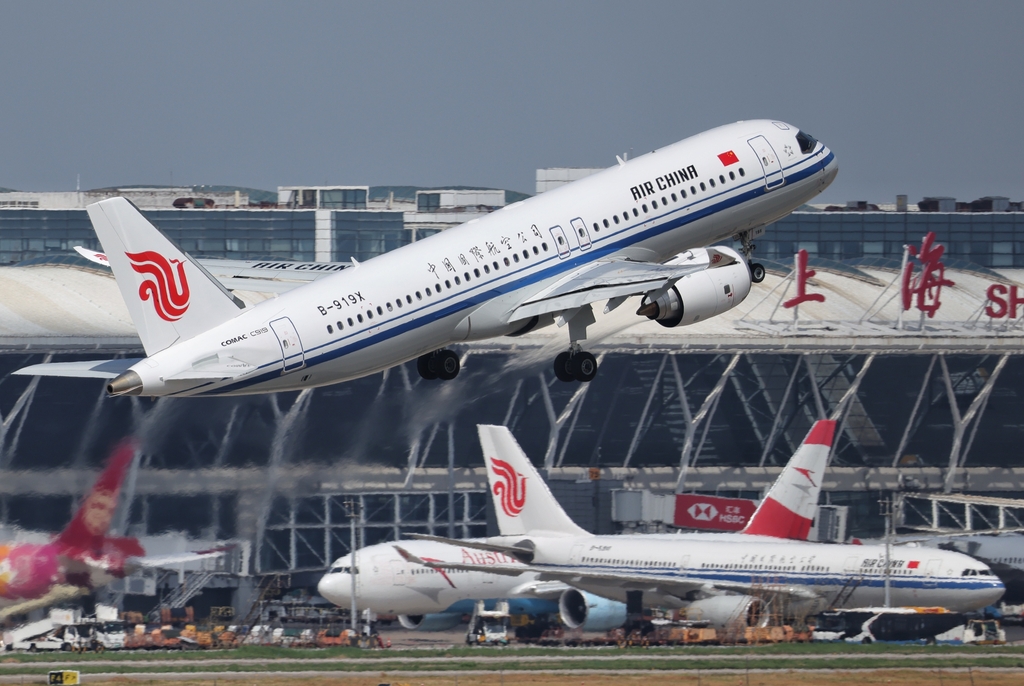 Un avión despega del Aeropuerto Internacional Pudong de Shanghai..jpg