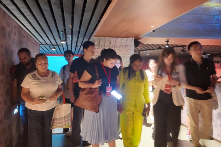Funcionarios de América se encuentran con su propia civilización en el Museo de Shanghai