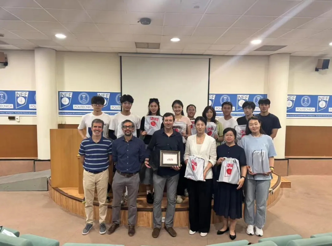La delegación de la Universidad de Tongji y los profesores de la Universidad Politécnica de Madrid posan para tomar una foto grupal_副本.jpg