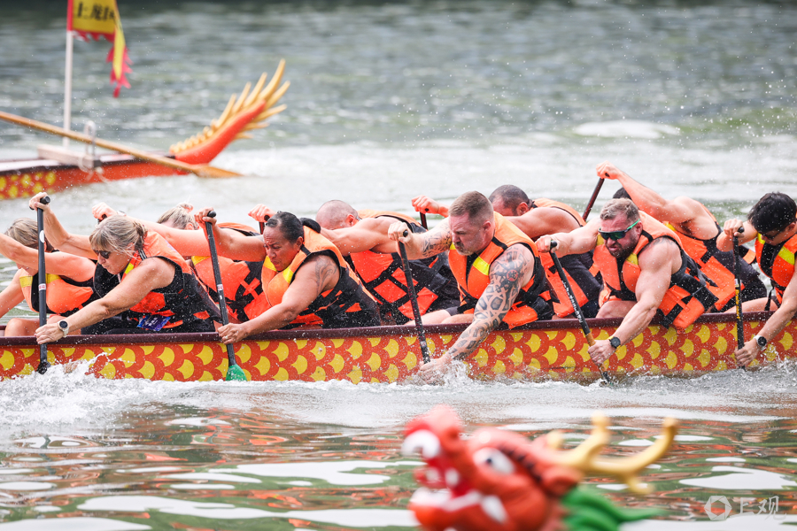 Equipos extranjeros y locales compiten en la regata de botes del dragón en Shanghai el 24 de mayo..jpg
