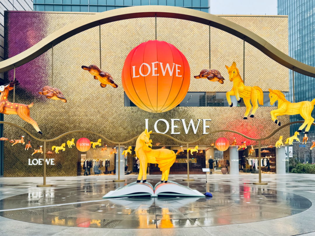 La instalación temática del Año del Caballo de Loewe se expone en Jing An Kerry Centre..png