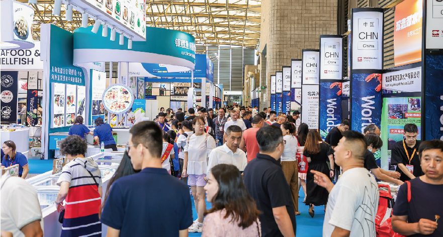 Los visitantes exploran los productos del mar en la Exposición Internacional de Pesca y Marisco de Shanghai 2025.jpg