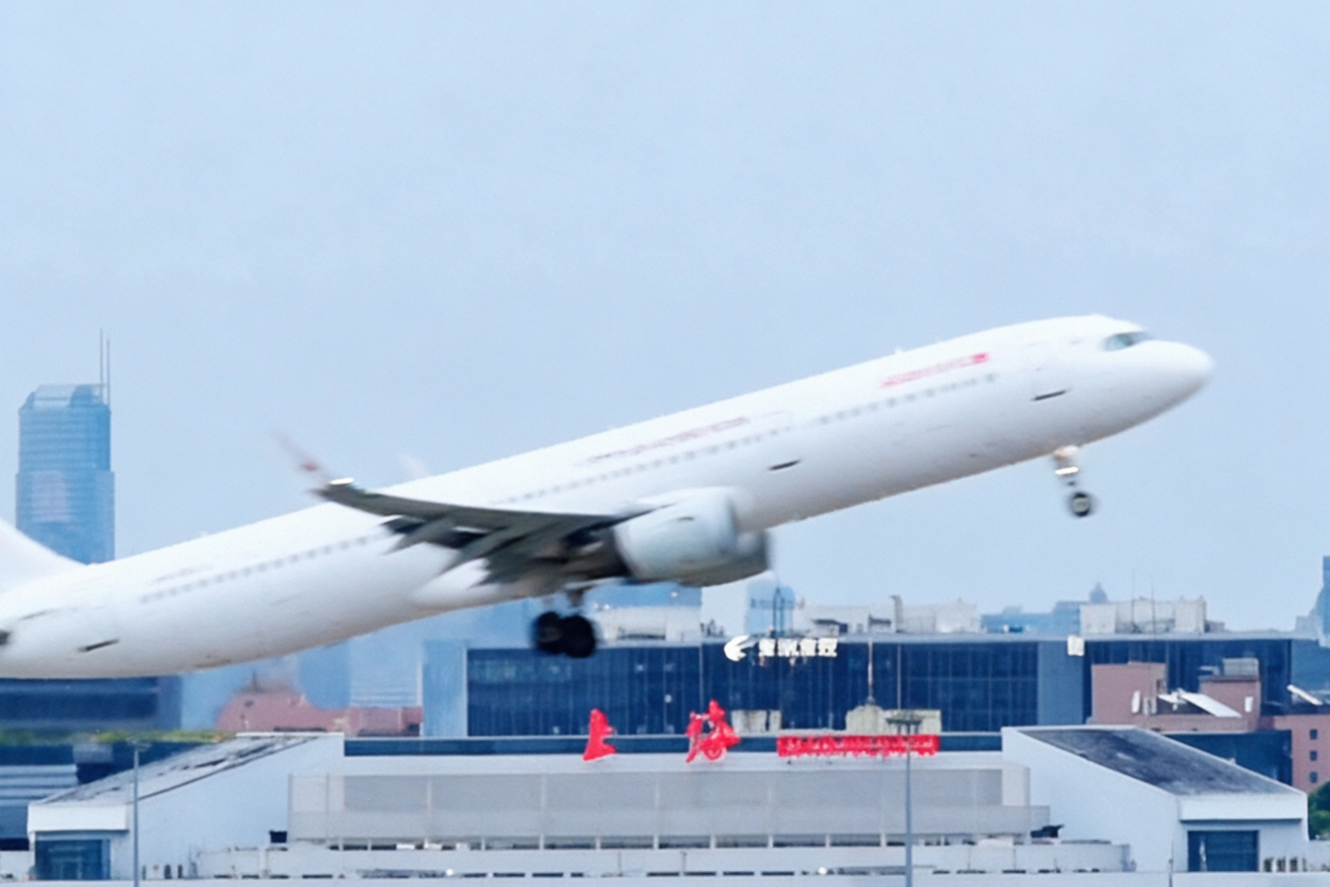 El Aeropuerto Internacional Hongqiao de Shanghai implementa nuevas medidas para pasajeros entrantes y en tránsito