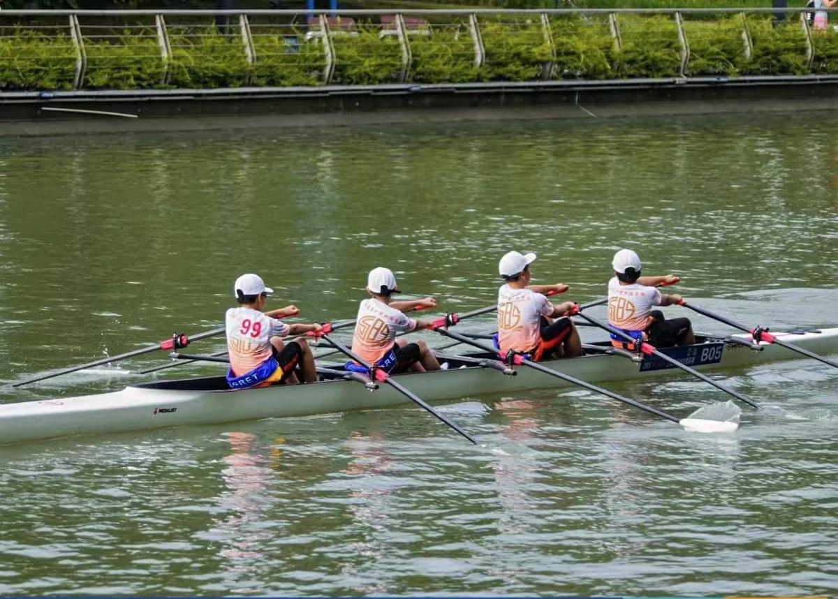 Los remeros compiten en el río Suzhou de Shanghai..jpeg