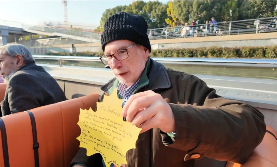 El poeta colombiano Ramón Cote Baraibar muestra su poema sobre el río Suzhou creado durante el evento en el distrito de Putuo..jpg