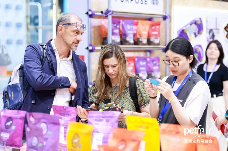Visitantes internacionales exploran una edición anterior de la Feria de Mascotas de Asia..jpg