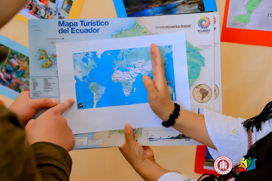 Estudiantes internacionales muestran a visitantes un mapa turístico de Ecuador_副本.jpg