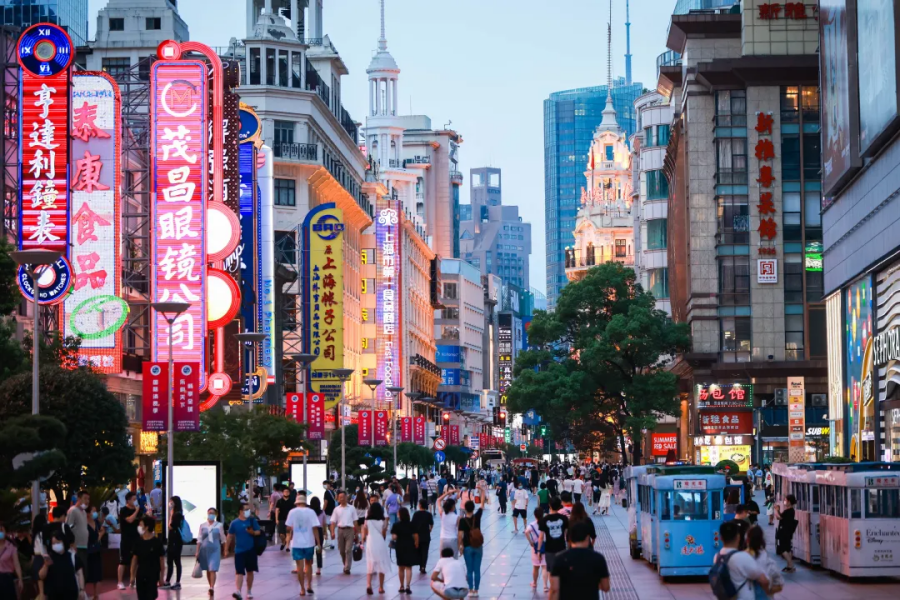 La zona comercial de Nanjing Road, en el distrito de Huangpu de Shanghai..png