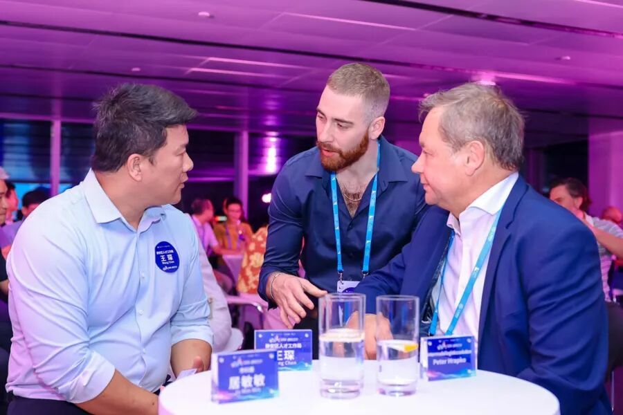 Peter Hrapko (en el centro) conversa con inversionistas extranjeros en el evento Noche de Jing