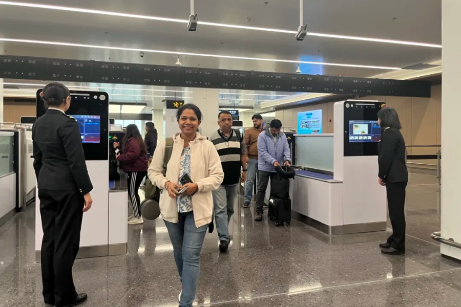 Empresarios internacionales pasan por los trámites de entrada en el Aeropuerto Internacional Pudong de Shanghai.png