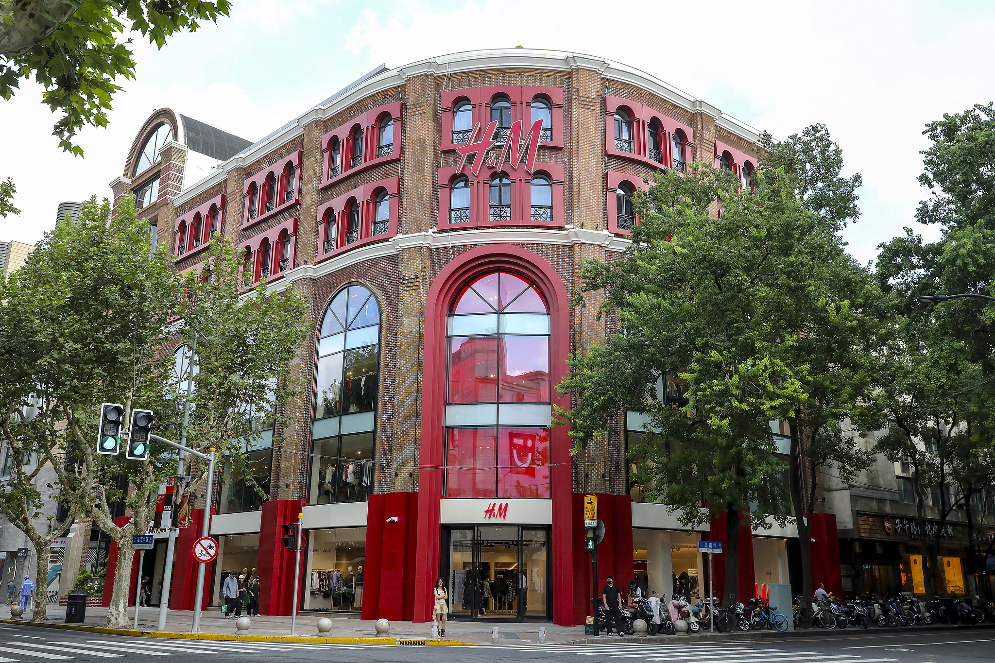 Vista exterior de la tienda insignia de H&M.jpg