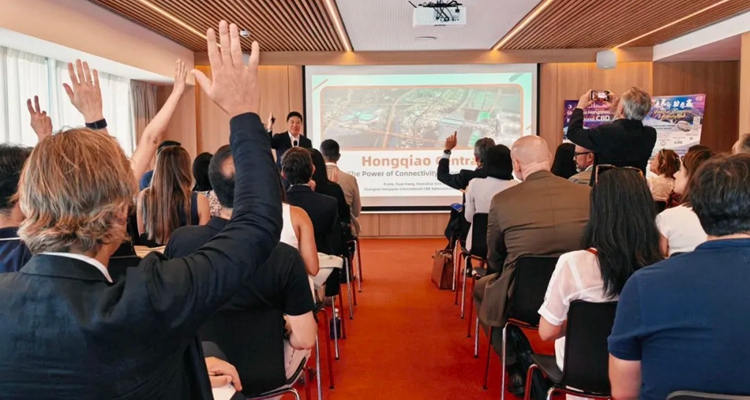 Los asistentes muestran un gran interés por Hongqiao.jpg