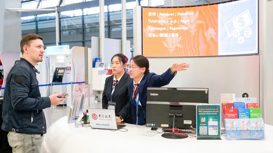 Un pasajero consulta información en un centro de servicio integral para extranjeros en un aeropuerto de Shanghai.jpg