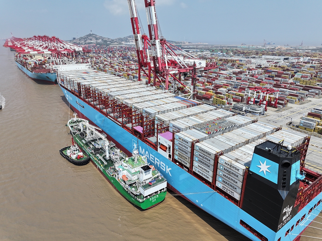 Un buque de abastecimiento de metanol ecológico realiza el abastecimiento sincronizado de metanol ecológico de buque a buque para un gran portacontenedores en el puerto Yangshan de Shanghai.jpg