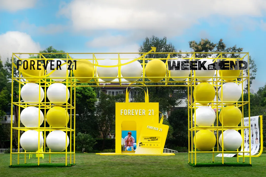 La llamativa tienda pop-up presentada por Forever 21.png