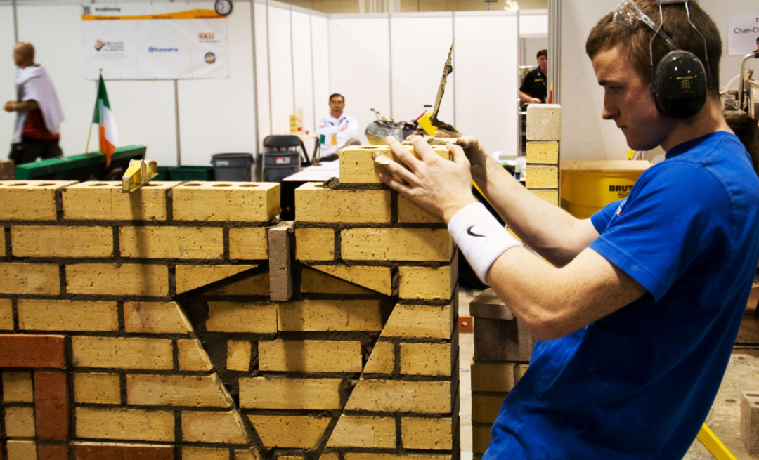 Un competidor participa en una prueba de albañilería durante una edición anterior de la Competición WorldSkills..png