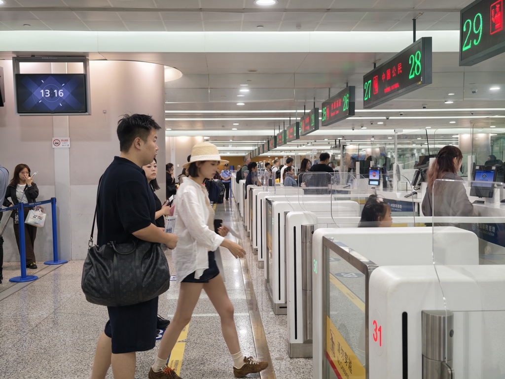 Los viajeros pasan por el control de inmigración en el Aeropuerto Internacional Pudong de Shanghai el 2 de septiembre de 2026..jpg