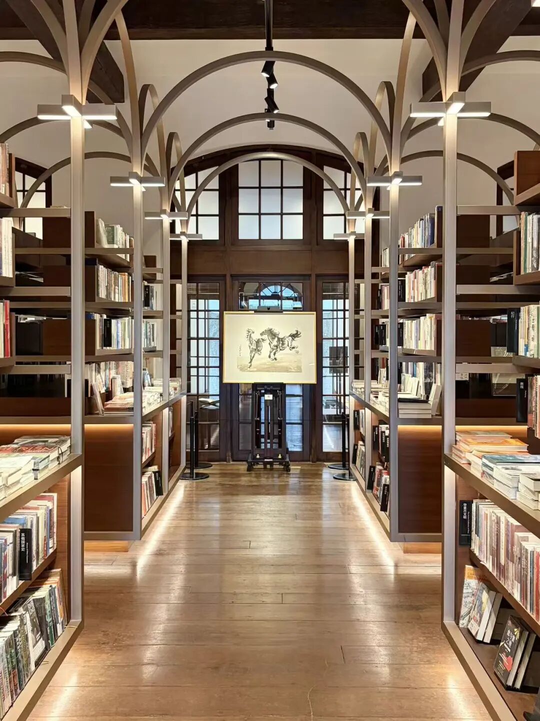 En el centro de la Librería Tsutaya se expone un grabado en madera con motivos ecuestres..jpg