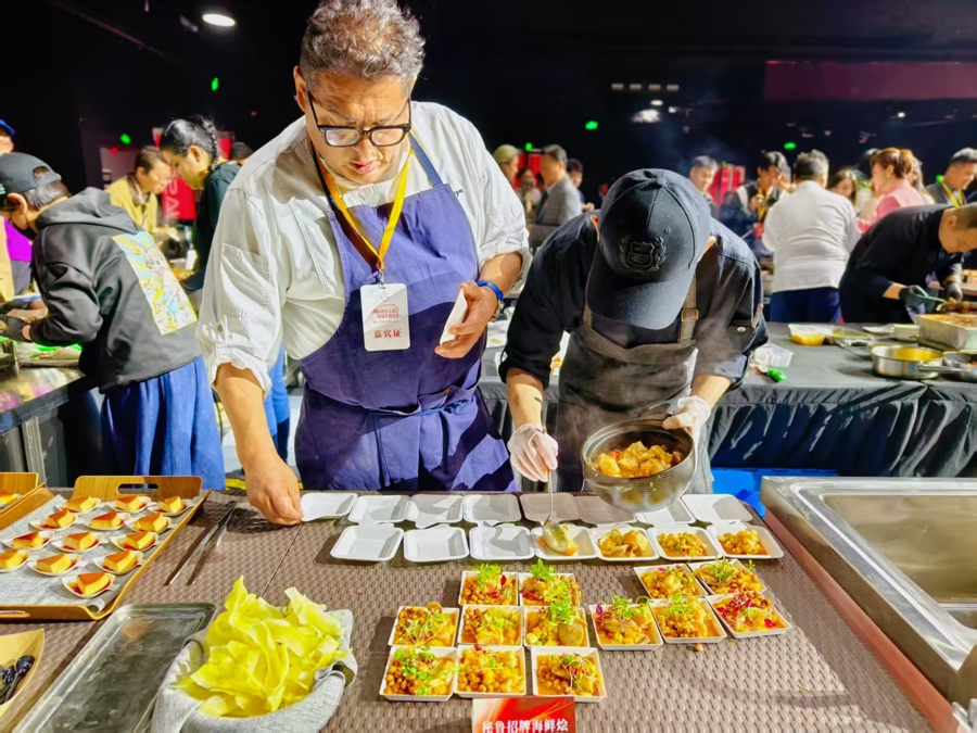 Eduardo Vargas y su equipo preparan aguadito de mariscos en la feria de gastronomía internacional..jpg