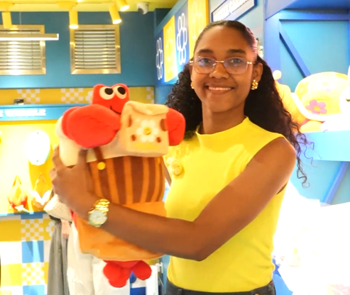 Pamela posa para una foto junto a un peluche de langosta en la tienda wiggle wiggle, ubicada en Anfu Road, Shanghai..png