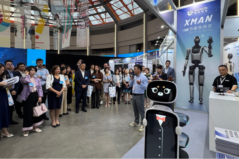 Los invitados del IBLAC escuchan una presentación en una exposición sobre IA en el Gate M de Shanghai el 11 de octubre, durante una sesión fuera de la sede previa a la reunión del IBLAC de 2025..png