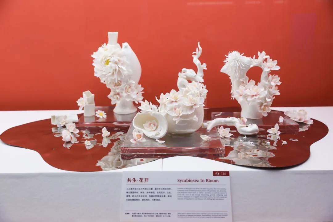 Shanghai celebra el Día Mundial de las Habilidades de la Juventud con una exposición de porcelana Dehua