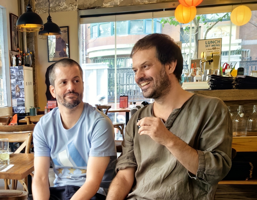 Javier Ferro (izquierda) y Diego Ferro (derecha) en su restaurante..jpg