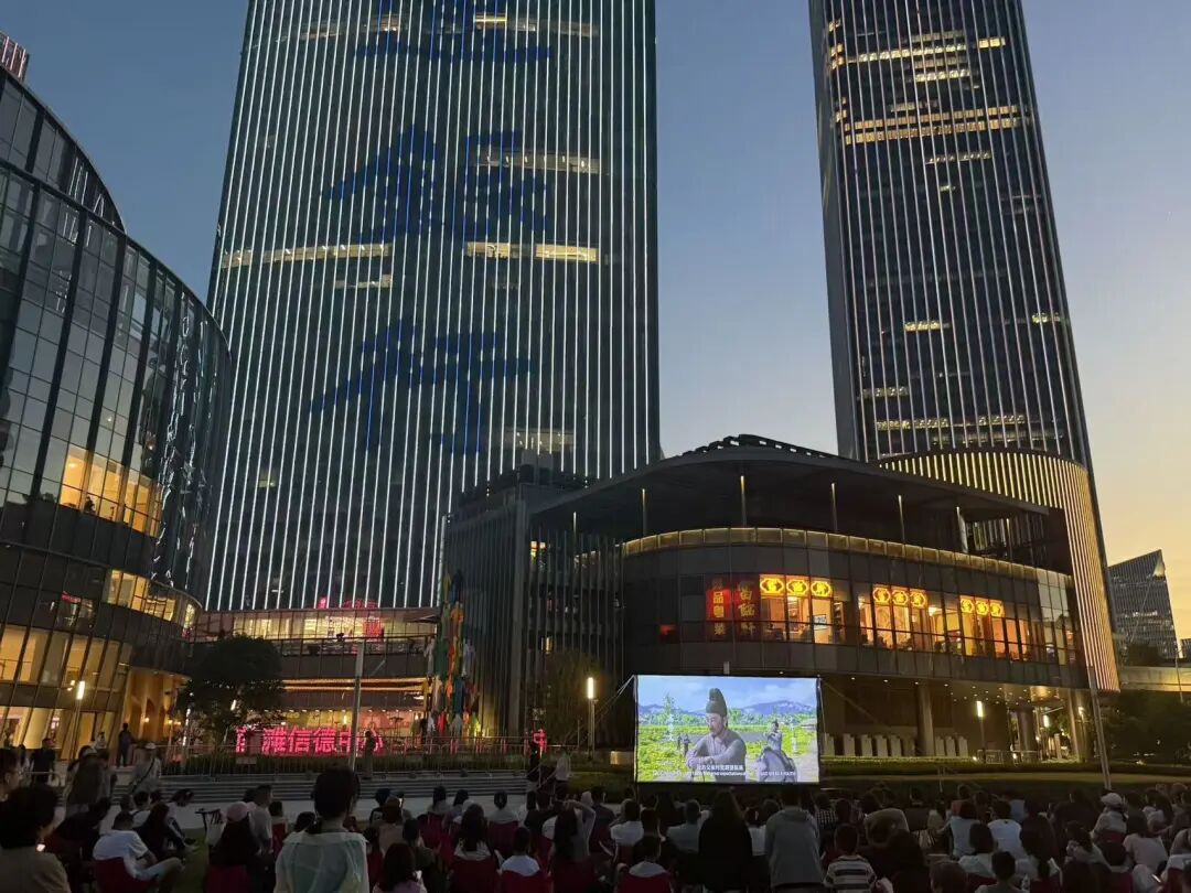 Los visitantes disfrutan de una proyección de cine al aire libre en New Bund 31..jpg