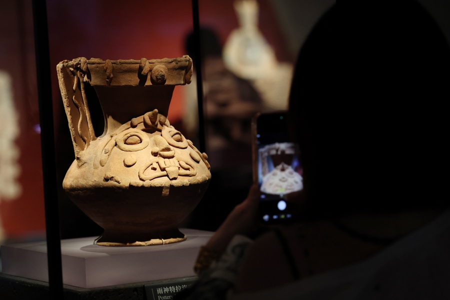 Escena de la sala de exposición de En la cima del árbol del mundo-civilizaciones antiguas de América.4.jpg