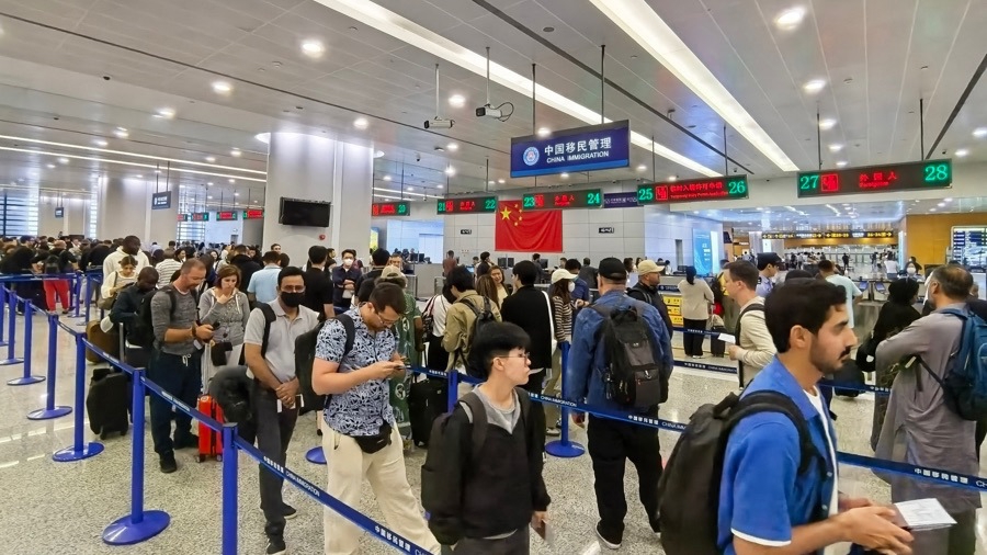 Los viajeros hacen cola para facturar en el Aeropuerto Internacional Pudong de Shanghai.jpeg
