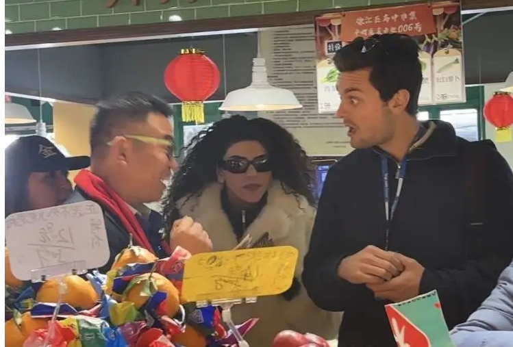 Andrés, turista español, impresionado por un puesto de frutas en el mercado Wuzhong.jpeg