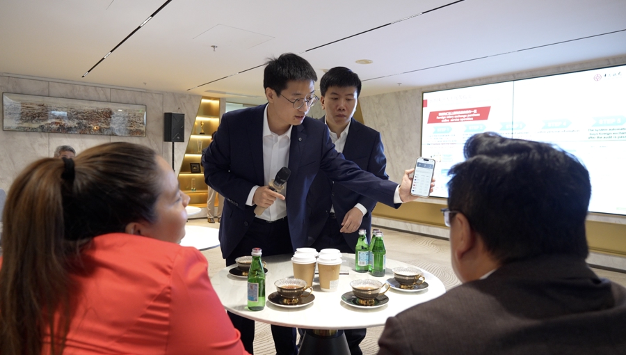 Un grupo de Embajadores de la Experiencia Internacional de Shanghai visita una institución financiera de la ciudad.jpg