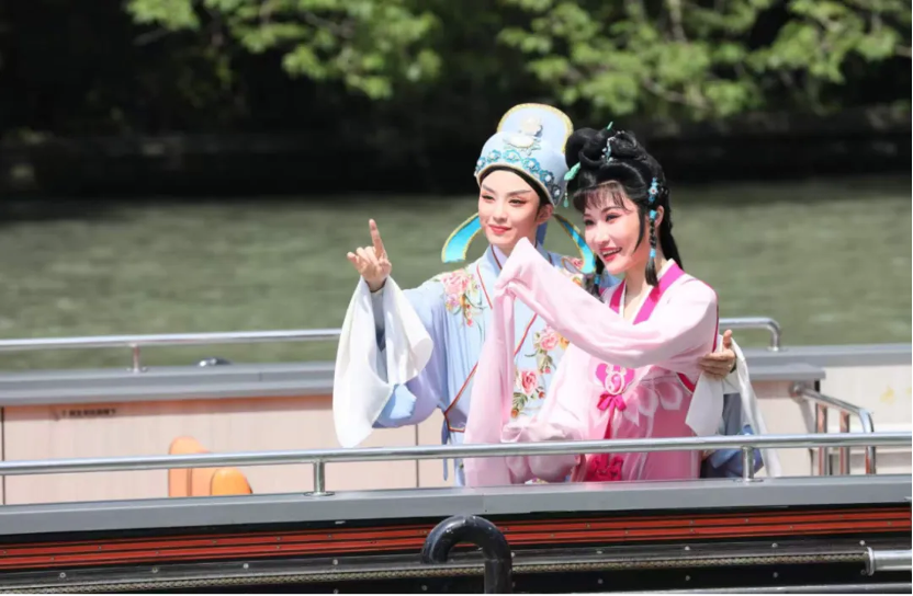 Se representa una obra de ópera tradicional china durante un crucero por el río Suzhou..png