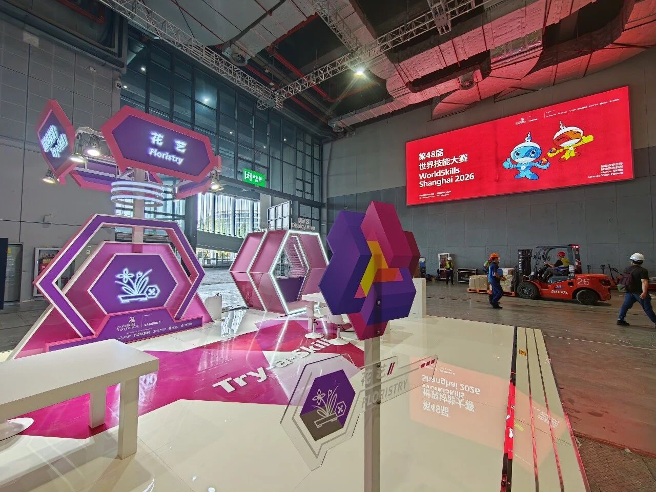 Se está montando el área de Try-a-Skill (Probar una habilidad) de floristería en el NECC como preparación para WorldSkills Shanghai 2026..jpg