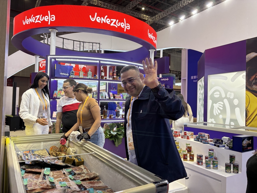 El personal del pabellón venezolano coloca los mariscos recién recibidos en las vitrinas refrigeradas..jpeg